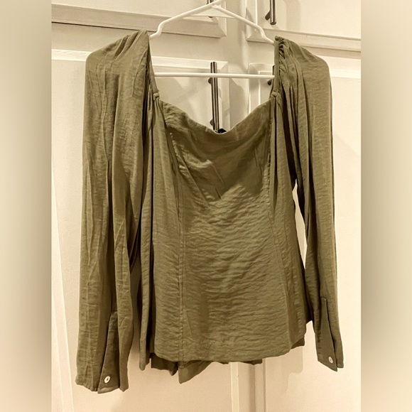 VICI woman’s olive green top, size M - Picture 2 of 7
